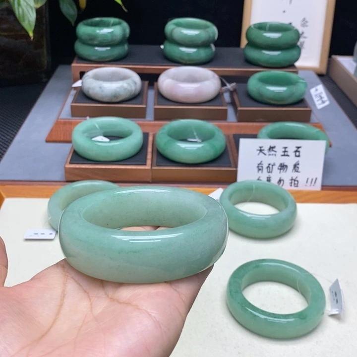 哇***姐石英质玉未镶嵌手镯