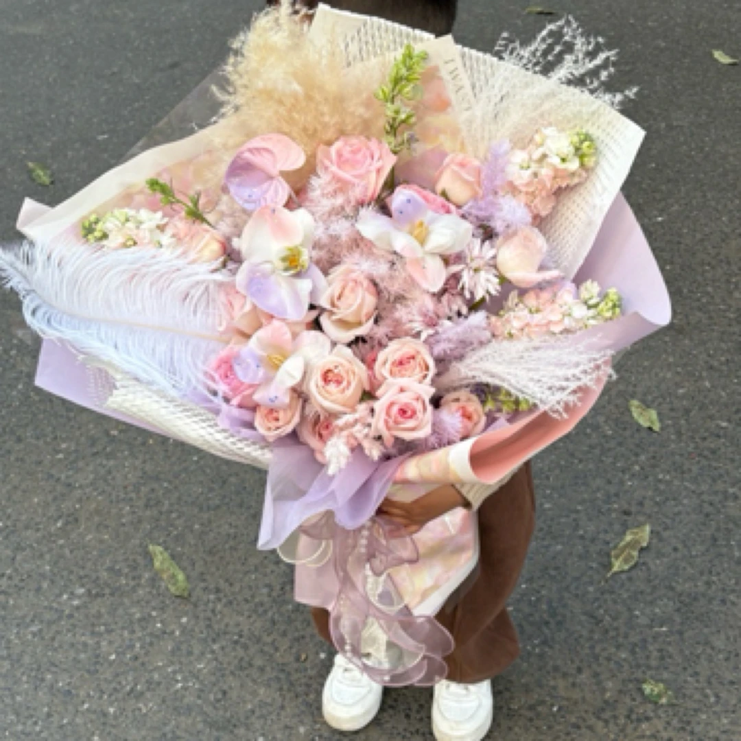 粉色系蝴蝶兰郁金香混搭花束