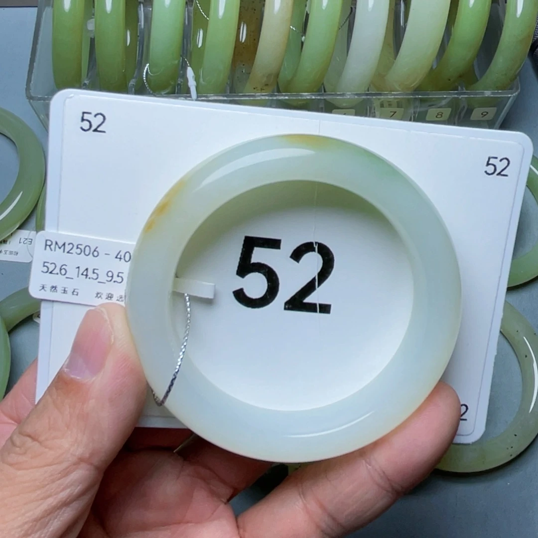 阿****和田玉未镶嵌手镯