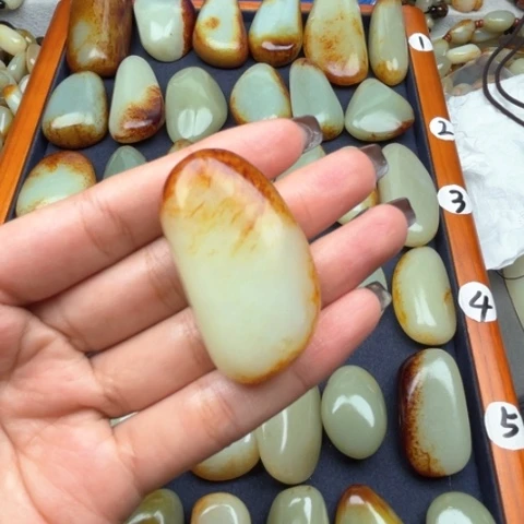 和田玉颈饰未镶嵌山*