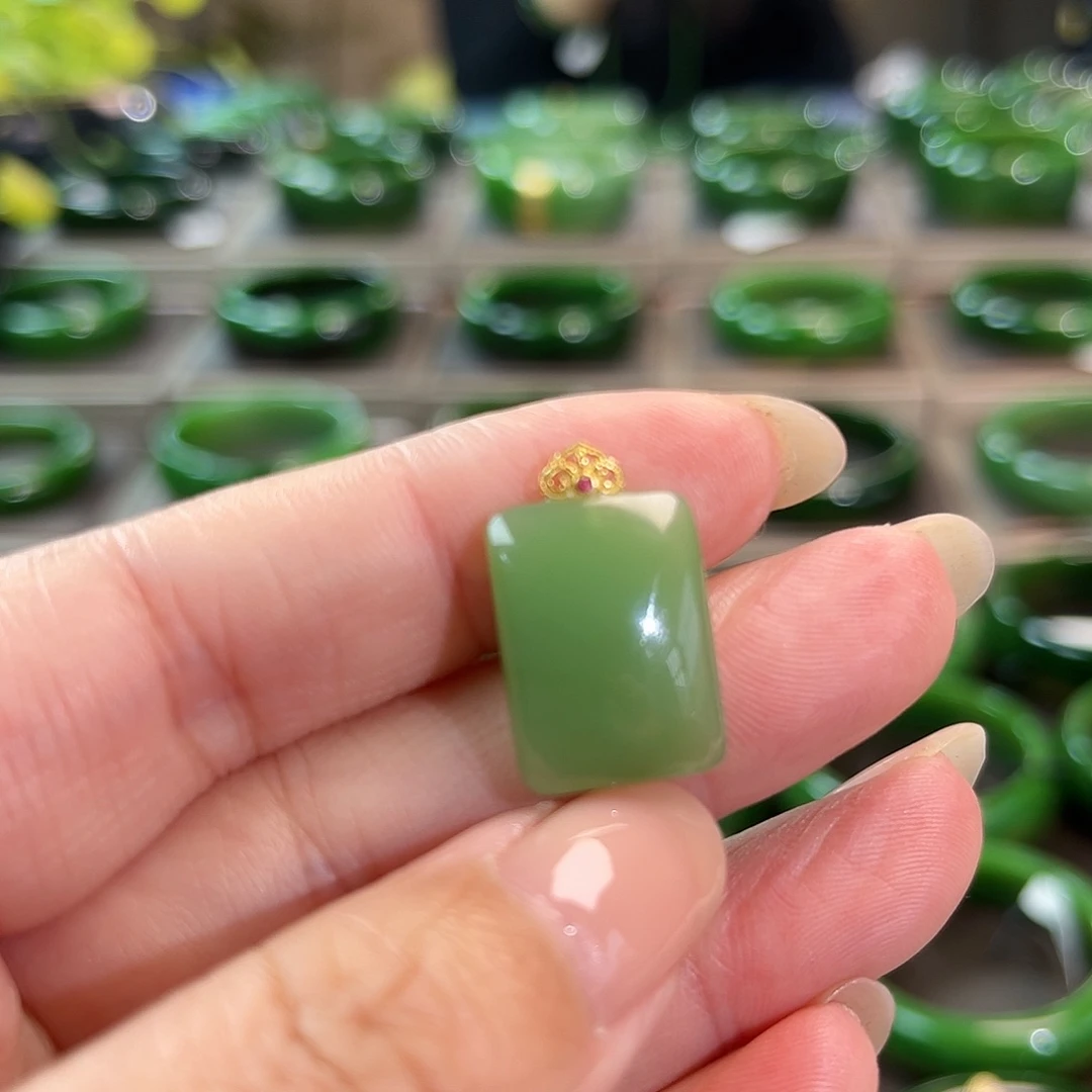 颈饰18K金镶嵌和田玉（碧玉）