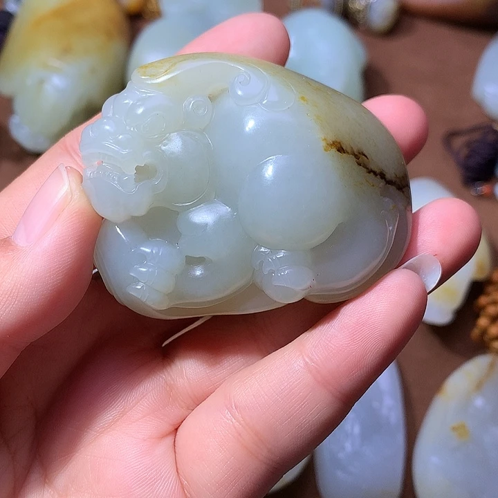 林***虎和田玉未镶嵌颈饰