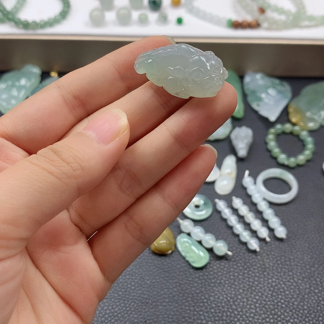 翡翠未镶嵌颈饰金蟾