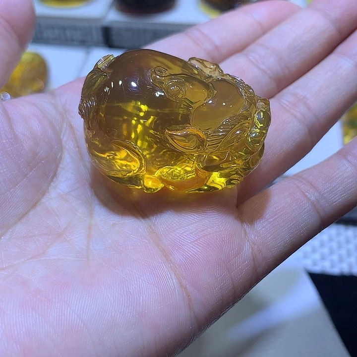 琥珀未镶嵌颈饰貔貅