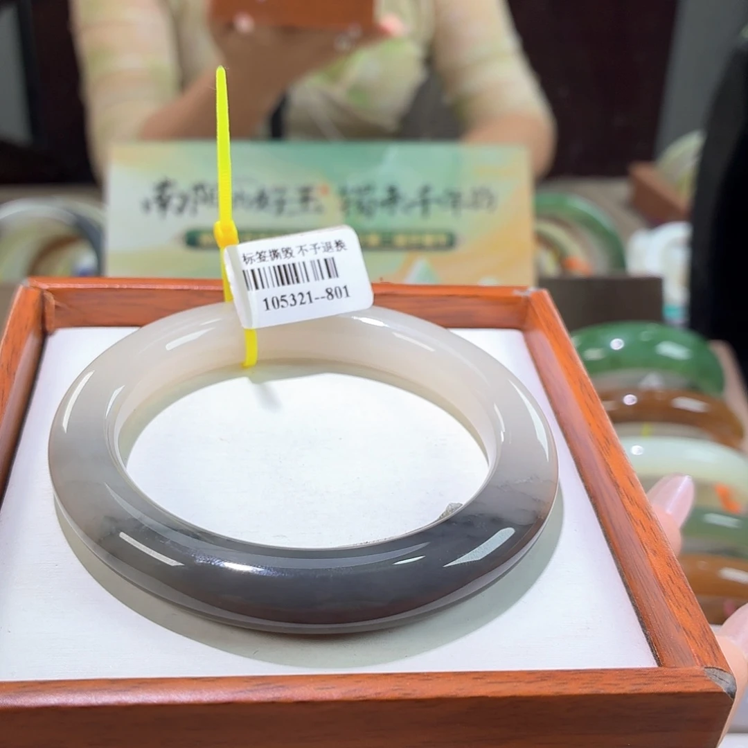 和田玉手镯未镶嵌9。  55/56