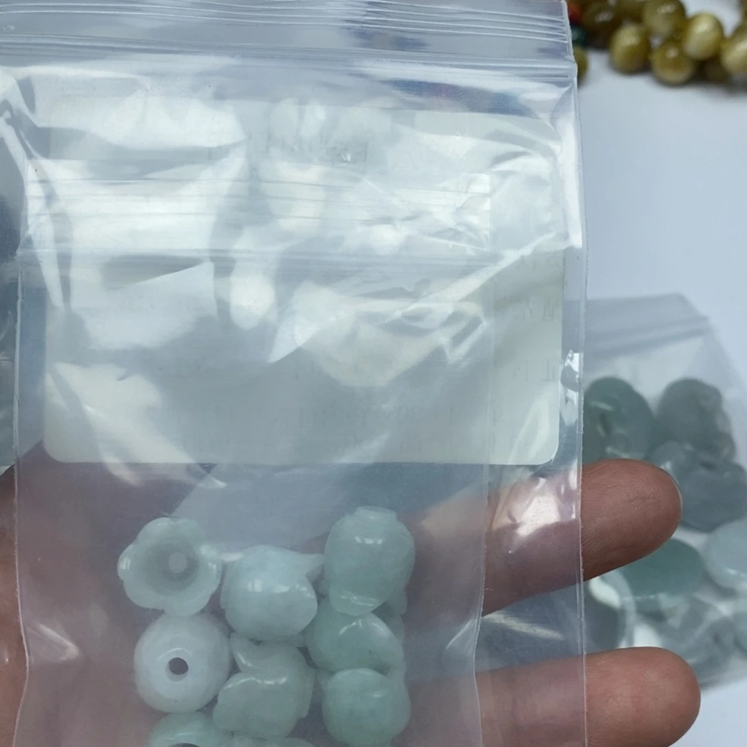 翡翠未镶嵌颈饰晚*