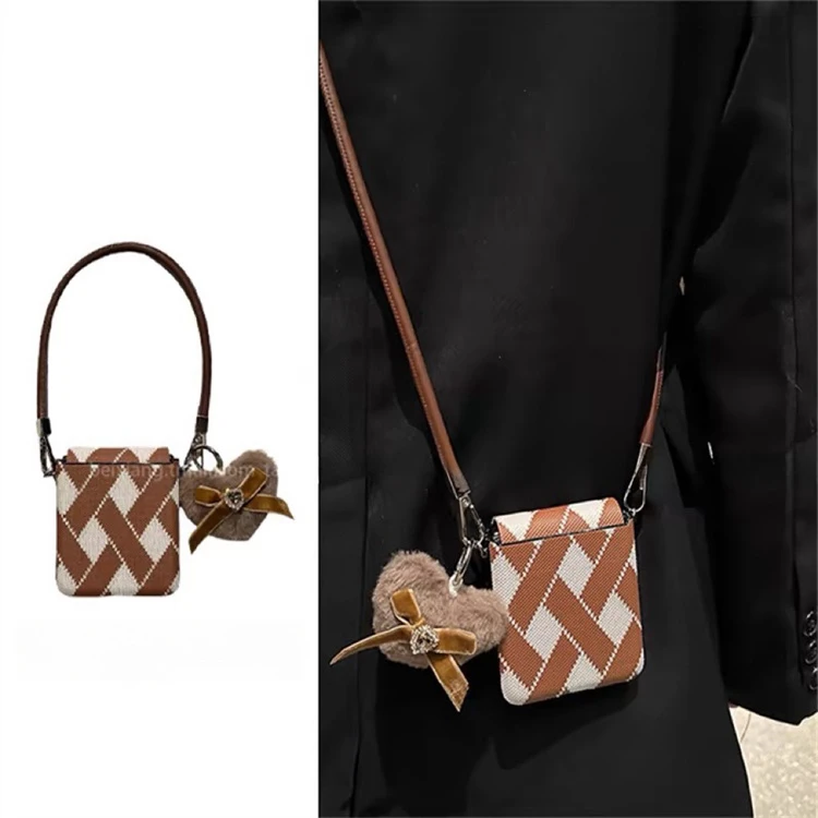 ins新款棕色大菱格毛绒爱心挂件适用三星zflip6手机壳magicvflip