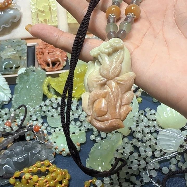 未镶嵌蛇纹石玉吊坠