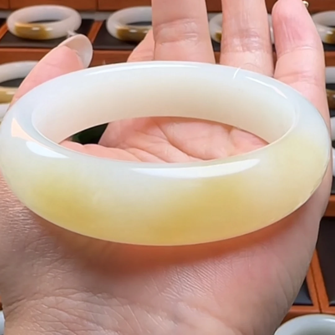 和田玉浅糖白糯底精品手镯