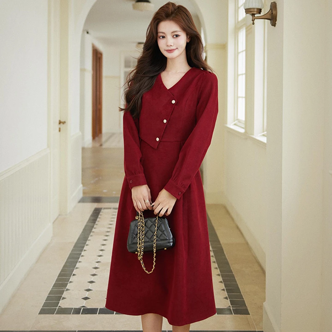 2025新款春秋高级感浪漫复古红色连衣裙女法式赫本磨毛V领中长款