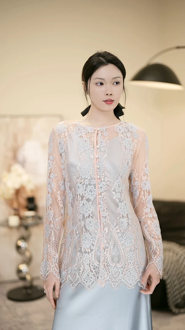 【燕子在南油】衣长68春夏季新款圆领蕾丝牡丹单排珍珠扣上衣3770