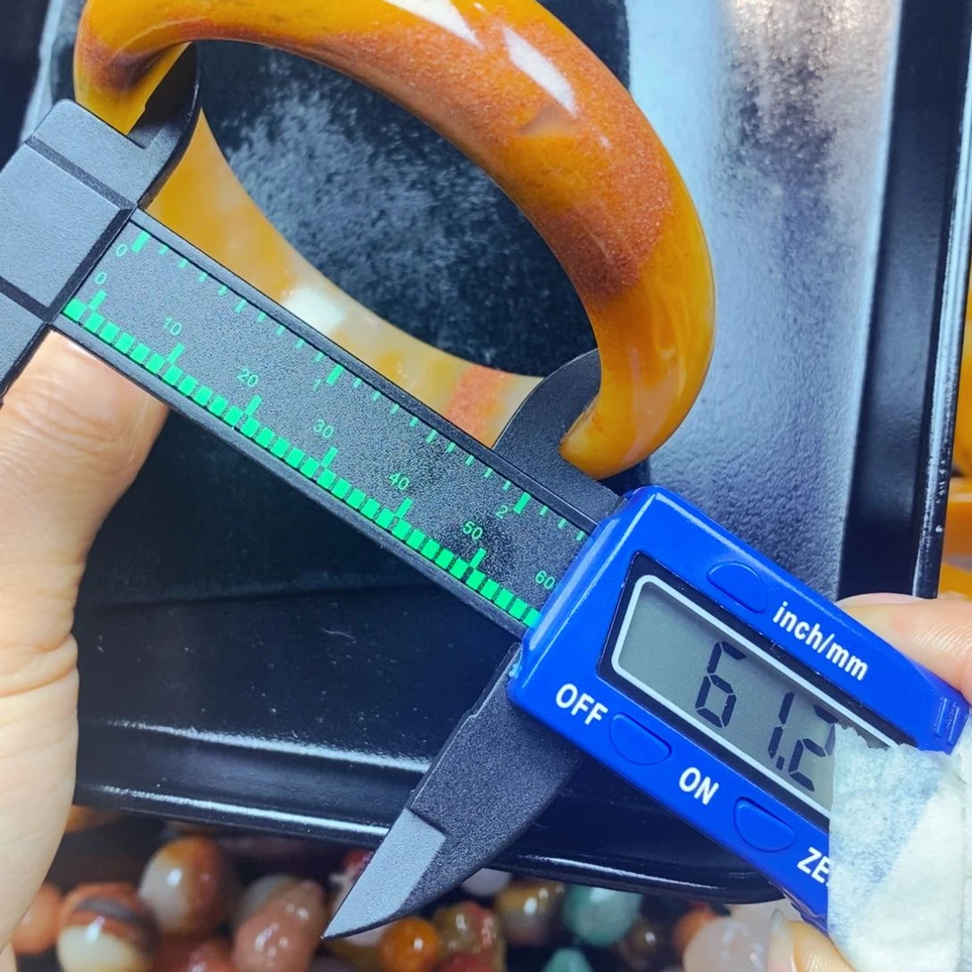 未镶嵌石英质玉（黄龙玉）颈饰