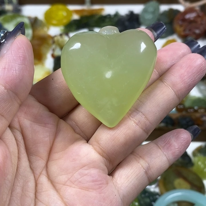 未镶嵌蛇纹石玉吊坠