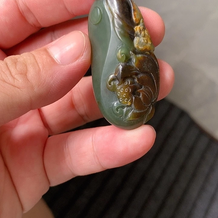 和田玉未镶嵌颈饰荷花