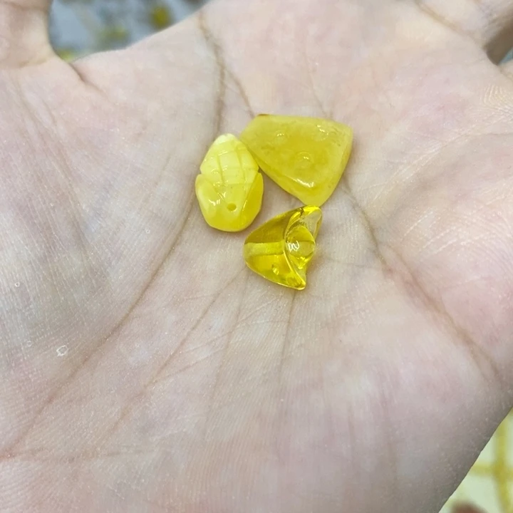 蜜蜡未镶嵌裸石吊坠