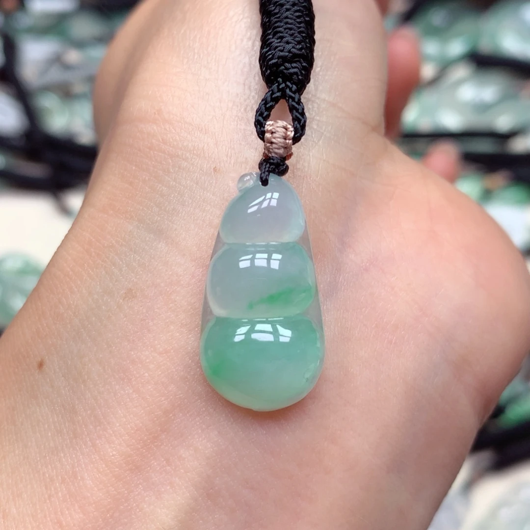 翡翠未镶嵌颈饰福豆