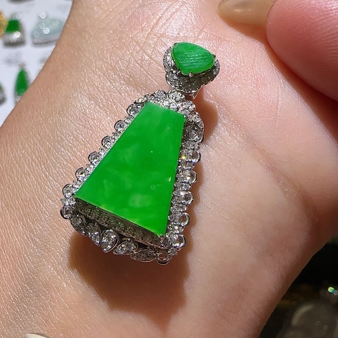 【闪购商品】颈饰18K金镶嵌翡翠天然