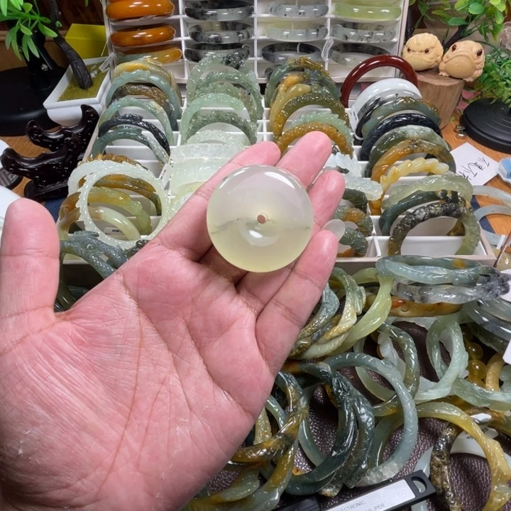 未镶嵌蛇纹石玉颈饰