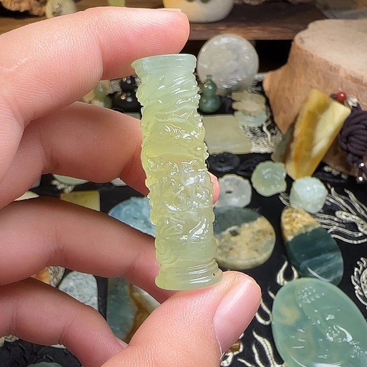 得***.蛇纹石玉未镶嵌颈饰