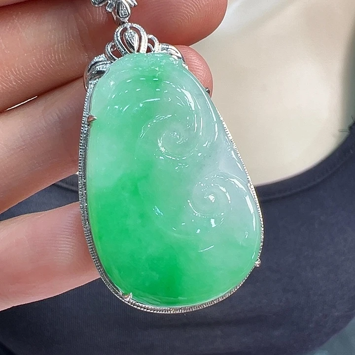 翡翠18K金镶嵌颈饰吊坠