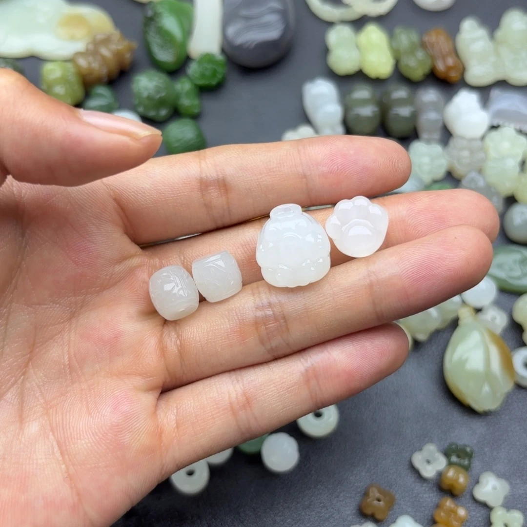 收***”颈饰未镶嵌和田玉