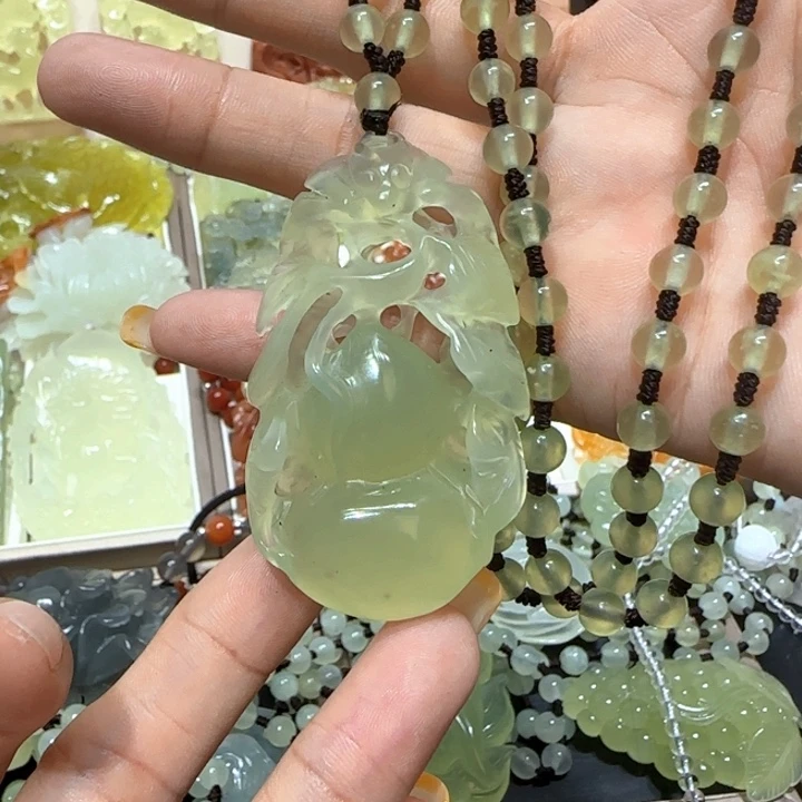 未镶嵌蛇纹石玉吊坠