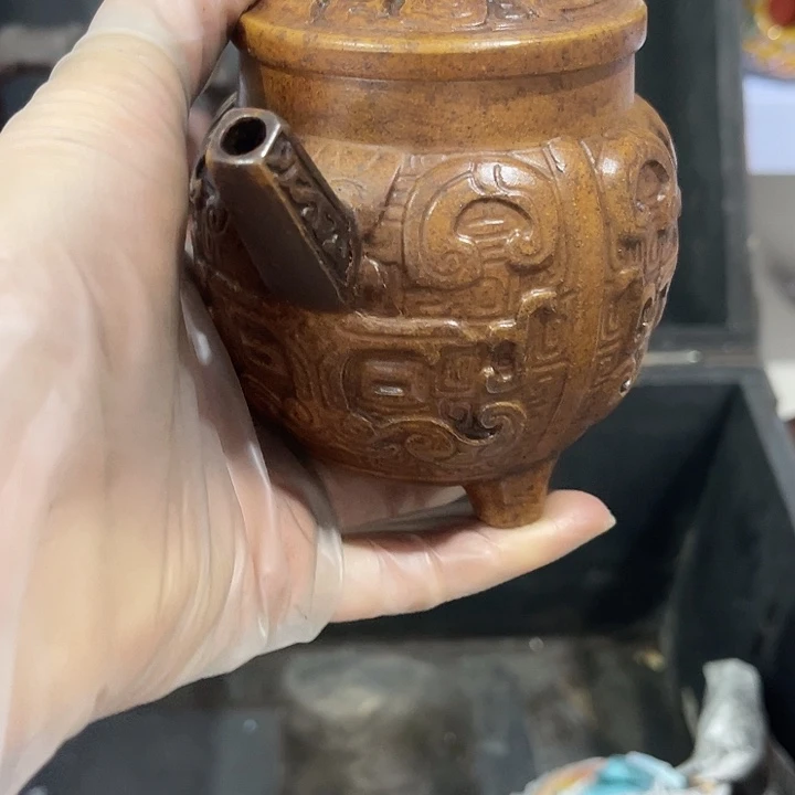 茶壶紫泥原矿泥料手工制作的一把紫砂壶。