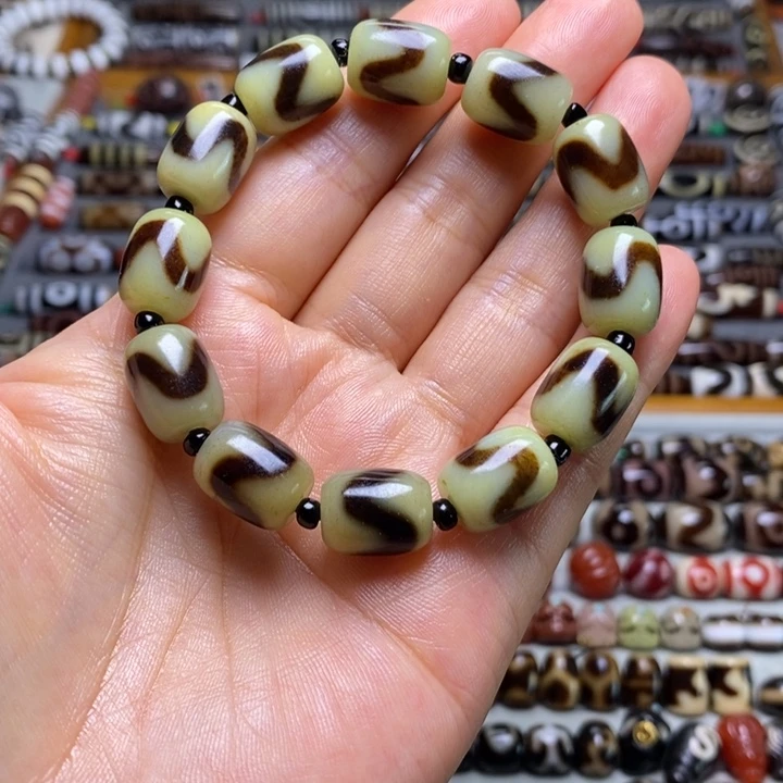 何***鸿玛瑙/玉髓颈饰未镶嵌