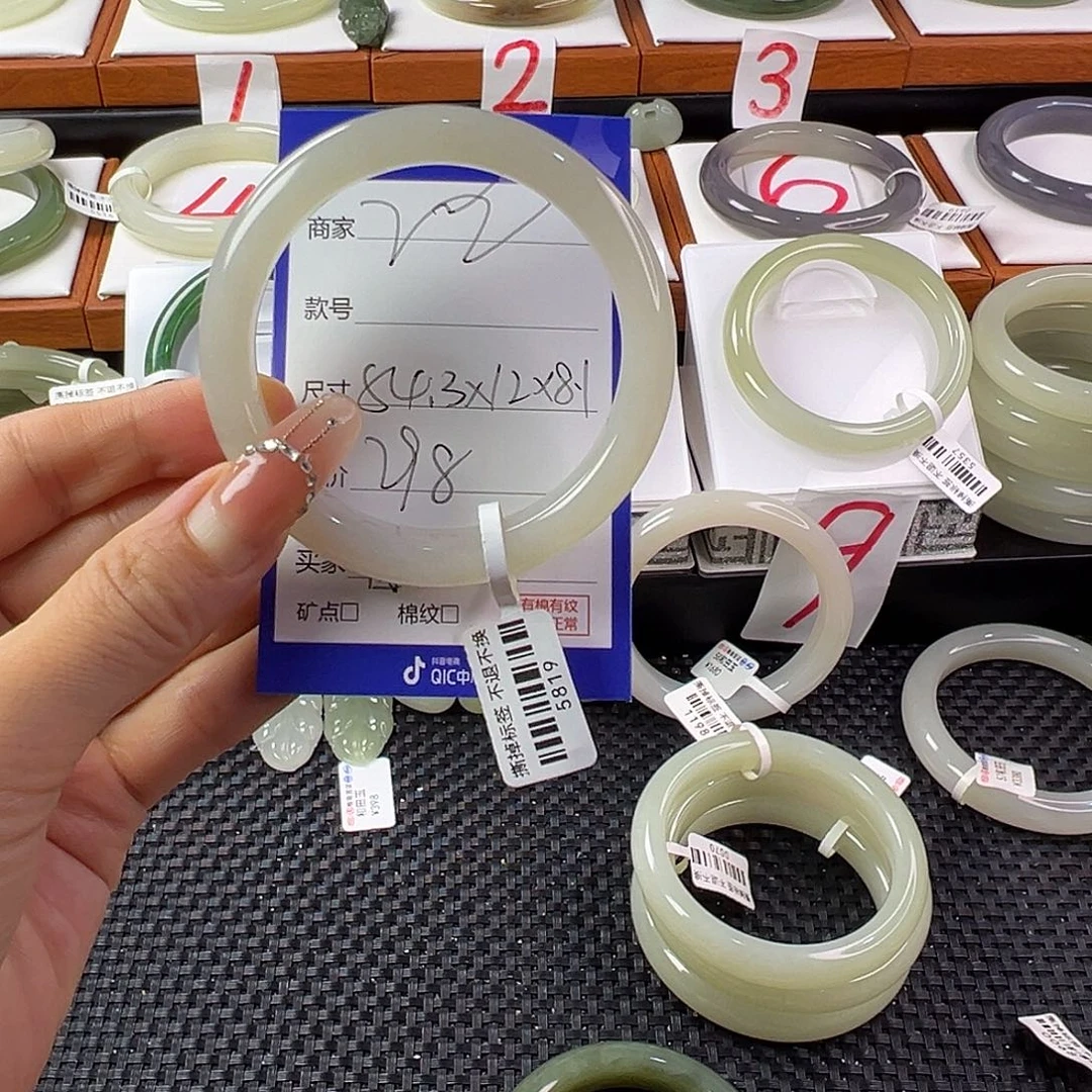 白***鱼和田玉手镯未镶嵌