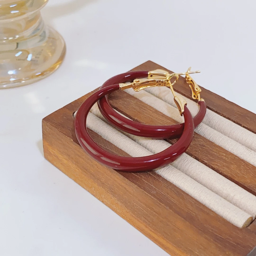 铜合金锆石耳饰 88  酒红色亮面圆环耳圈，风格鲜明又百搭