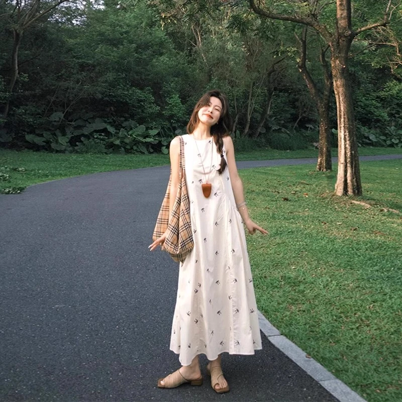 法式无袖吊带连衣裙小个子2025新款杏色气质度假风夏季温柔风长裙