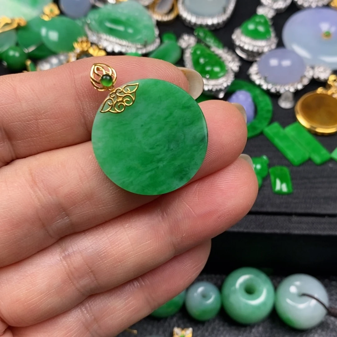 翡翠18K金镶嵌颈饰