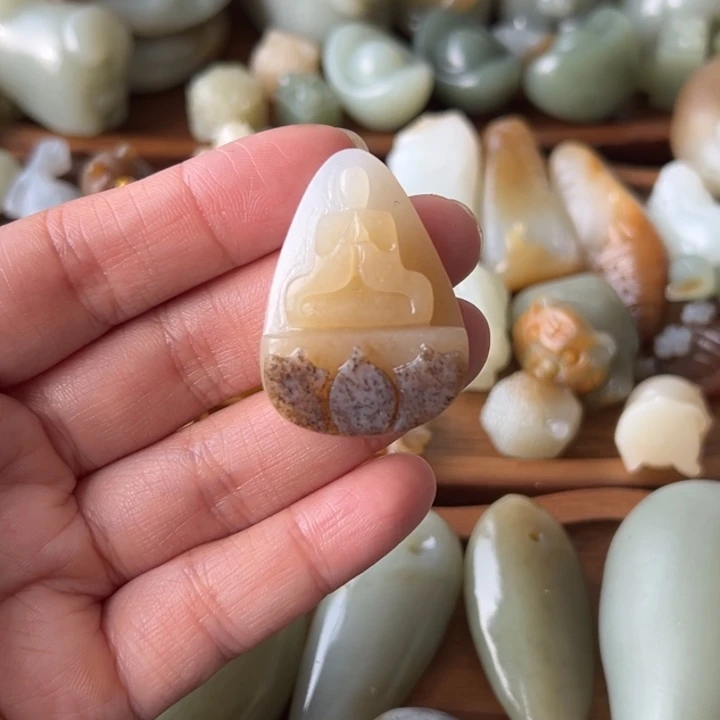 颈饰未镶嵌和田玉凉*