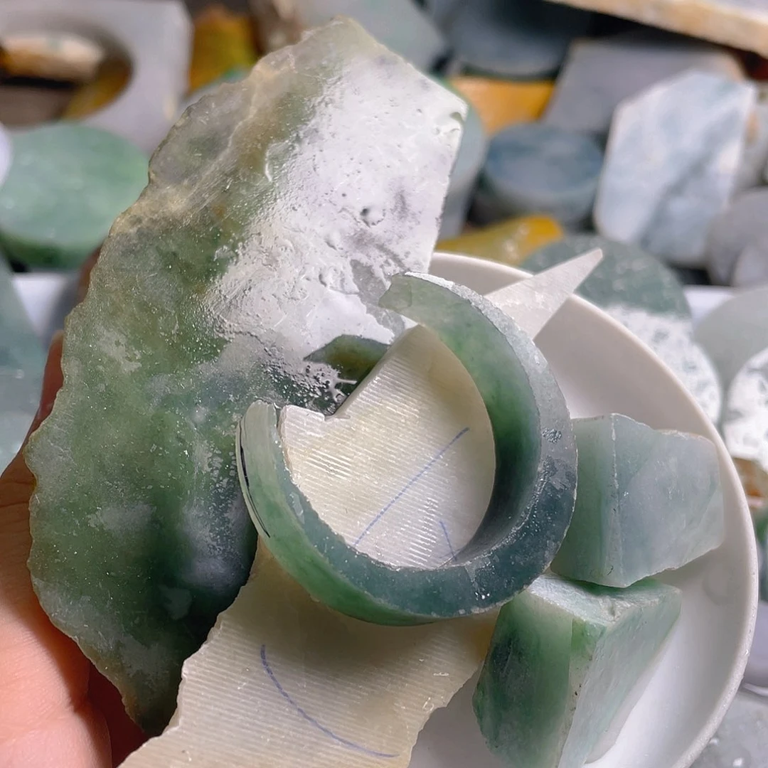 颈饰未镶嵌翡翠。