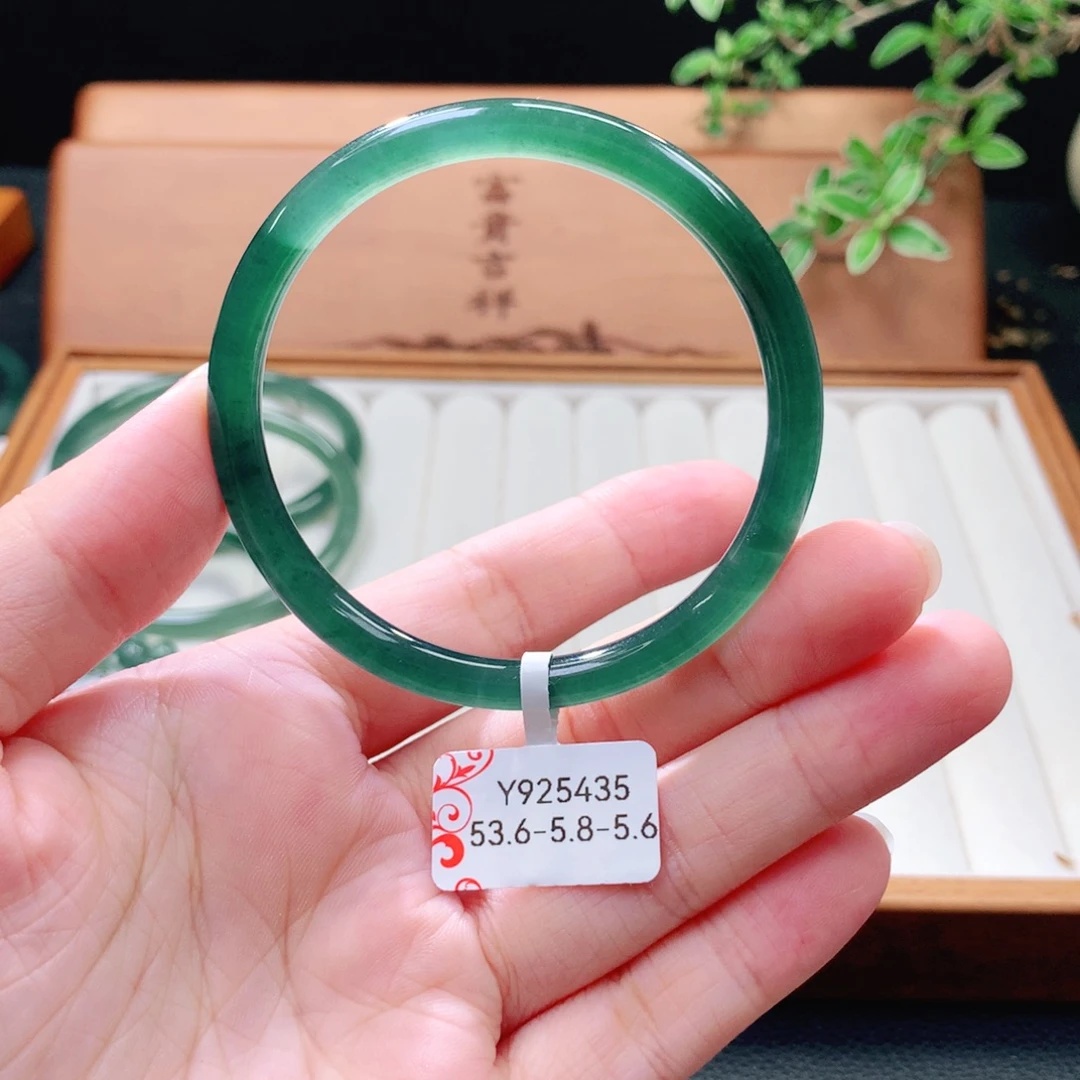 翡翠未镶嵌手镯（圆镯）