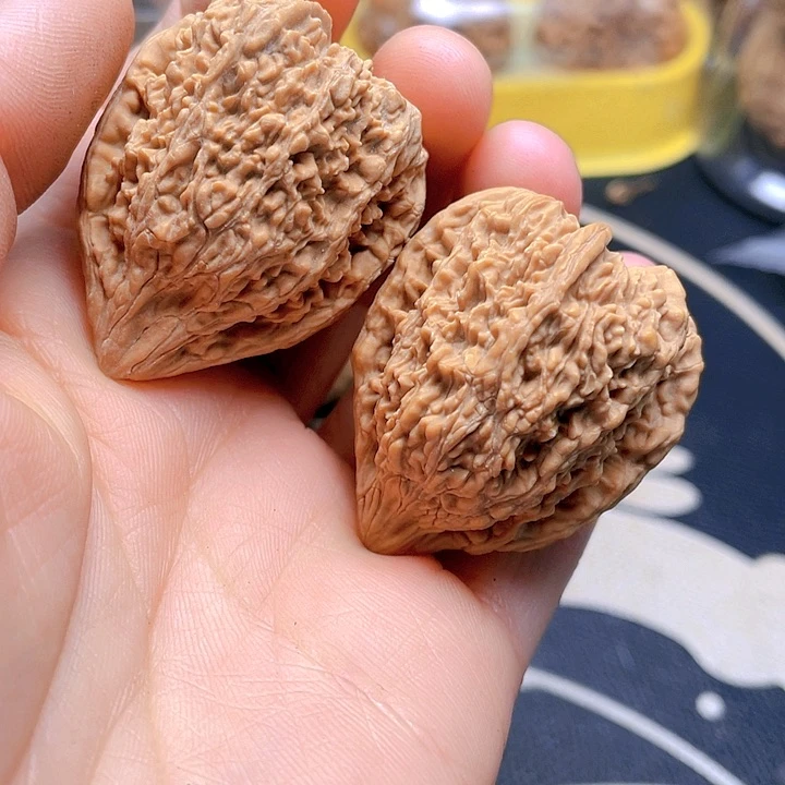 文玩核桃吊坠塔尖一对