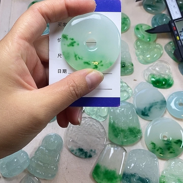 翡翠未镶嵌颈饰平安扣