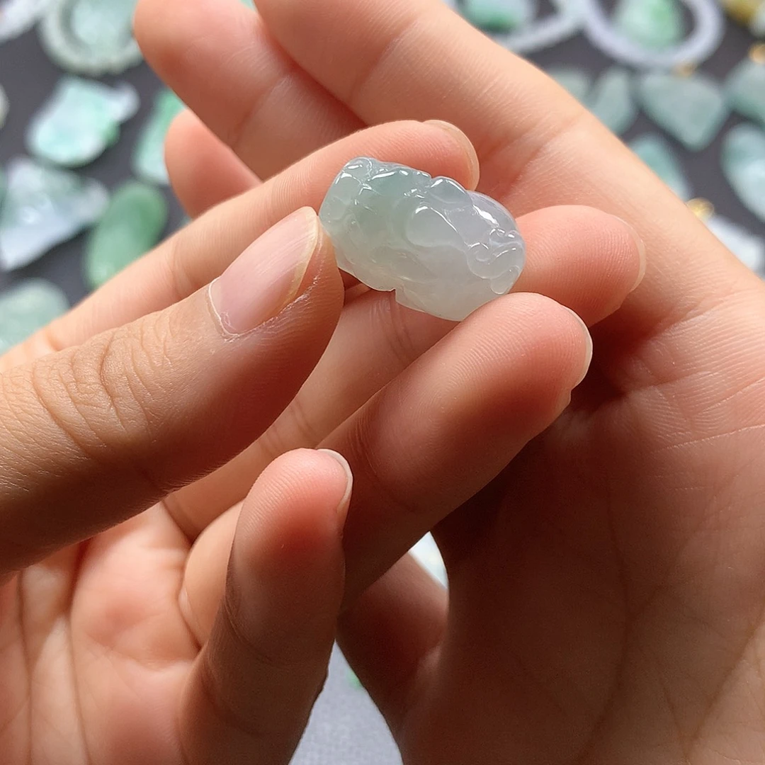 翡翠未镶嵌颈饰貔貅