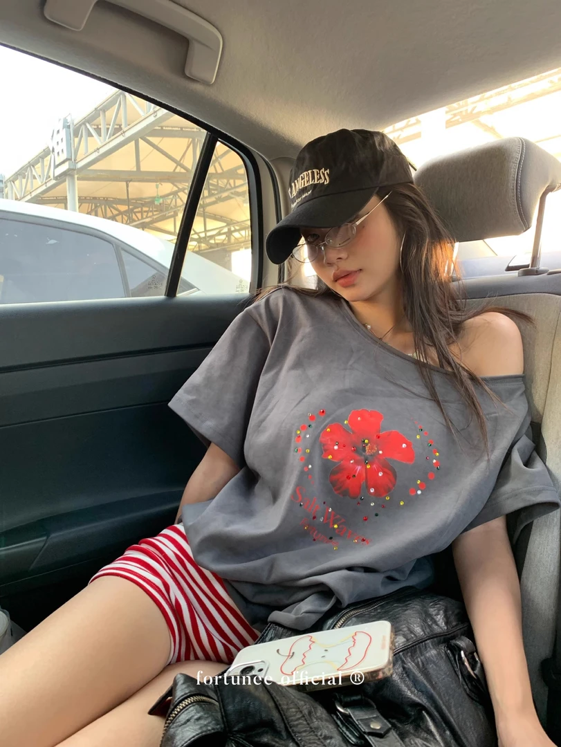 扶桑花彩色烫钻水洗做旧花朵印花T恤女宽松斜肩短袖+短裤