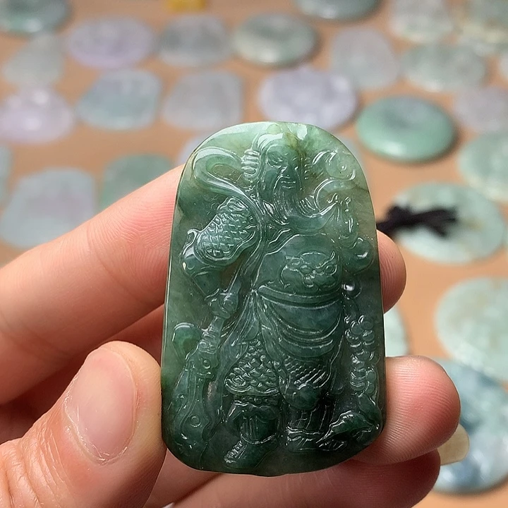 翡翠未镶嵌颈饰关公