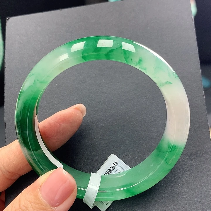 石英质玉手镯未镶嵌芳****?