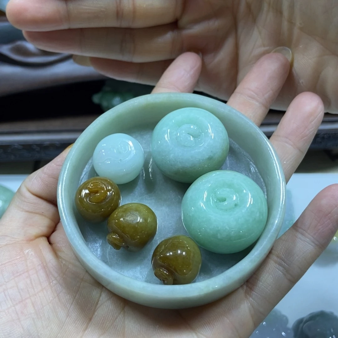 翡翠挂件未镶嵌得*好看的翡翠盘子