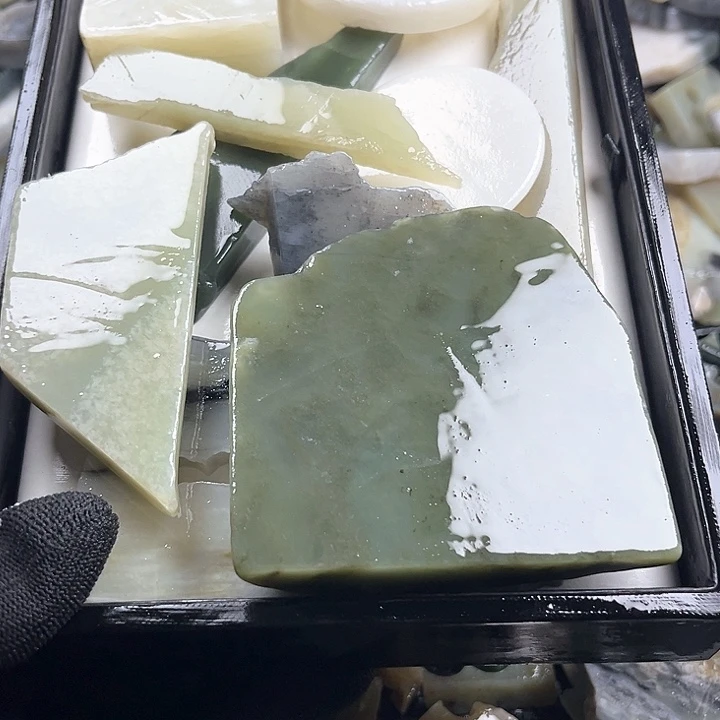 和田玉（糖玉）和田玉边角料9K金镶嵌自**龙