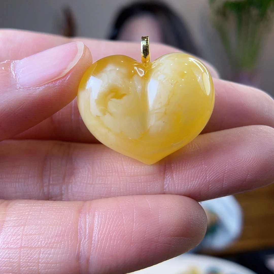 蜜蜡18K金镶嵌颈饰屁桃爱心