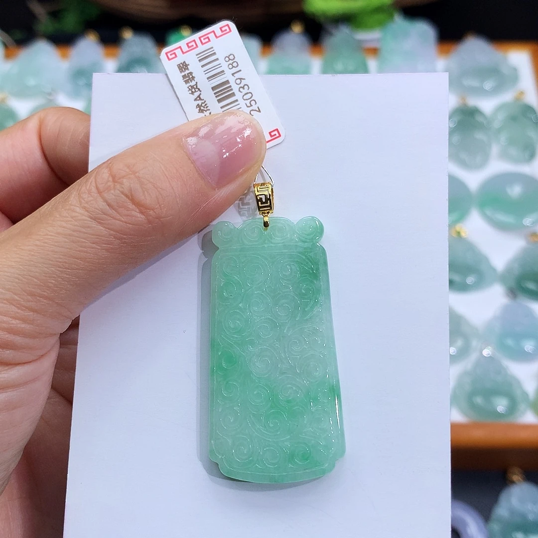 翡翠18K金镶嵌颈饰翡翠吊坠