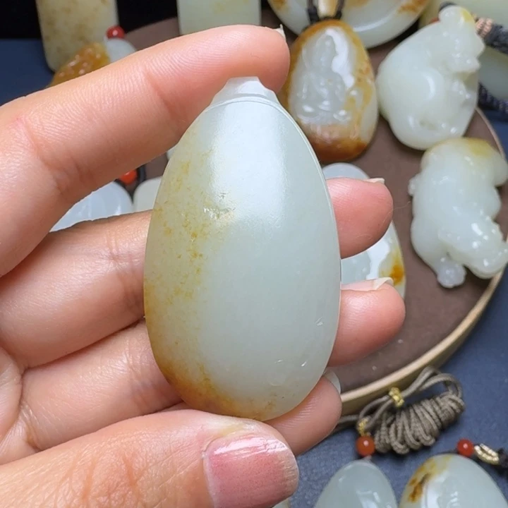 和田玉颈饰未镶嵌三**剑