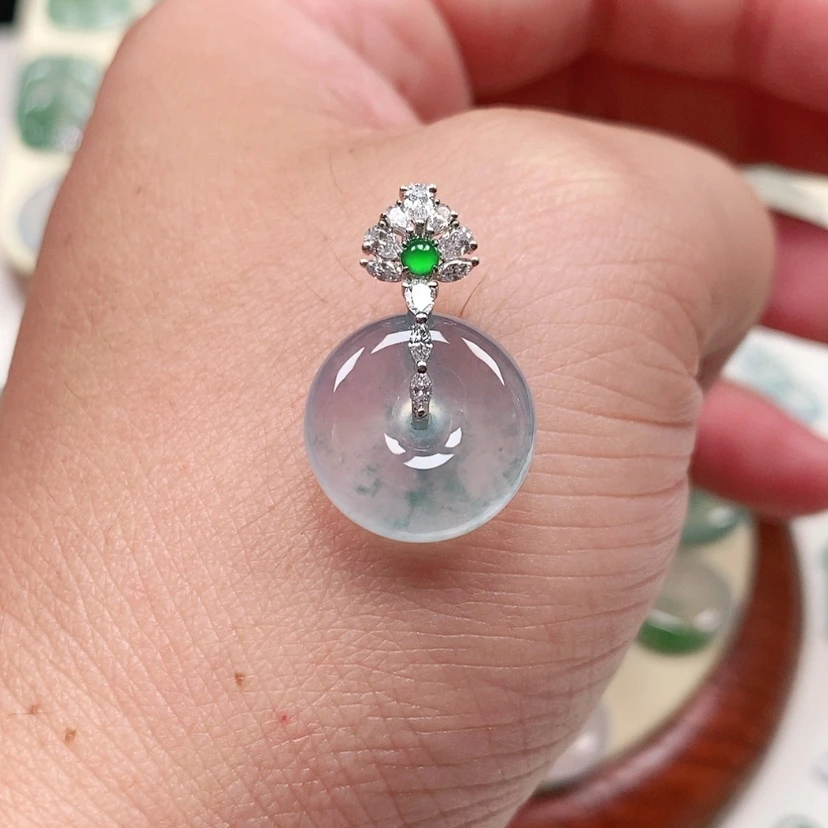 【闪购商品】颈饰18K金镶嵌翡翠