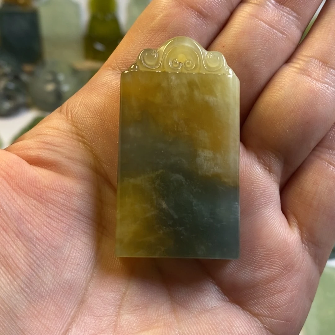 大***子未镶嵌蛇纹石玉颈饰
