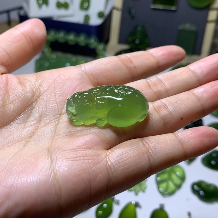 岫玉未镶嵌颈饰吊坠