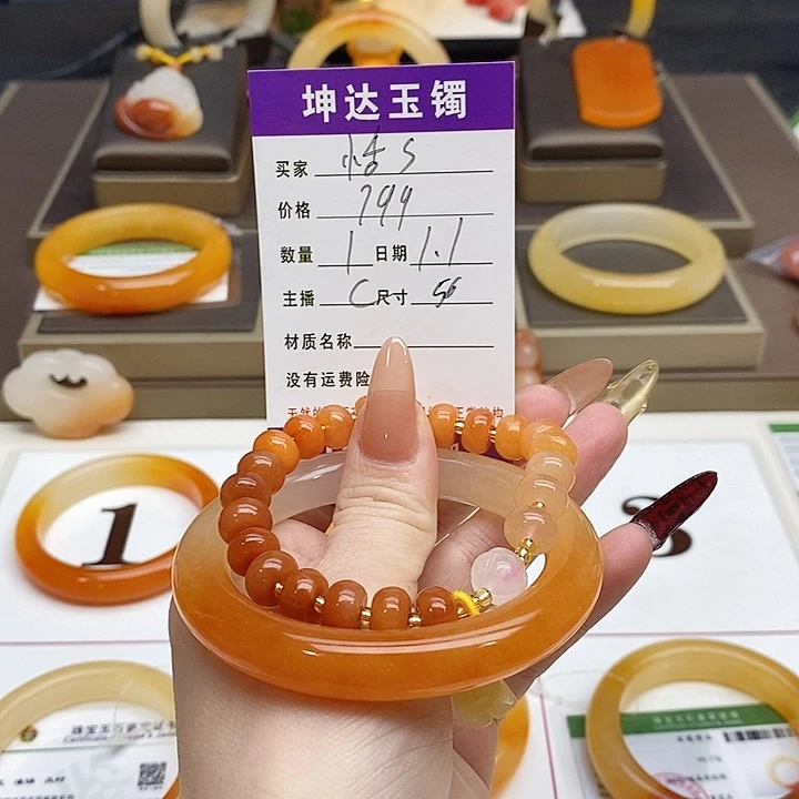 恬***恬石英质玉（黄龙玉）未镶嵌手镯